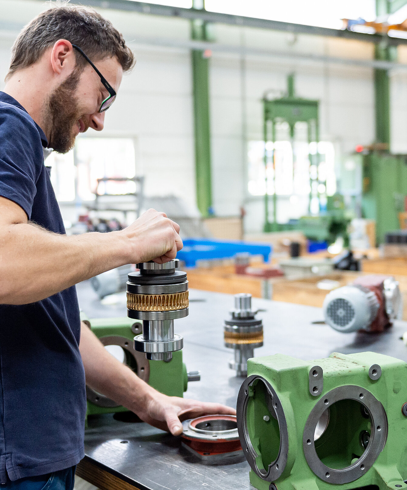 Unser qualifiziertes Personal sorgt für fachgerechte Reparaturen und Instandsetzungen Techniker bei der Montage eines Elektromotors im Servicebereich